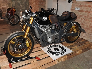 cafe racer lakování grafika